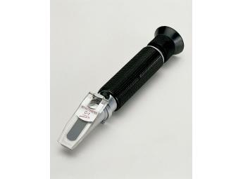 Refractometer for salinity ‰ and density “c-1”